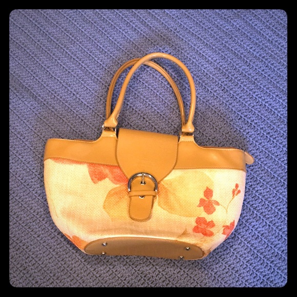 Coach Handbags - COACH SUMMER PURSE ❤️